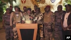 Gambar yang diambil dari video ini menunjukkan juru bicara tentara pemberontak mengumumkan perebutan kekuasaan di Libreville, dalam pidato yang disiarkan melalui televisi, 30 Agustus 2023. (GABON 24 via AP)