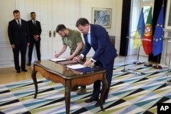 Predsjednik Ukrajije Volodimir Zelenski i premijer Portugala Luis Montenegro potpisuu bilateralni spoazum u Palato Sao Bento, zvaničnoj rezidenciji premijera, u Lisabonu, 28. maja 2024.