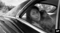 Yalitza Aparicio dalam sebuah adegan dari "Roma" karya Alfonso Cuarón. Aparicio dinominasikan untuk Oscar untuk Aktris Terbaik untuk karyanya dalam film ini, Selasa, 22 Januari 2019. (Alfonso Cuarón / Netflix via AP) 