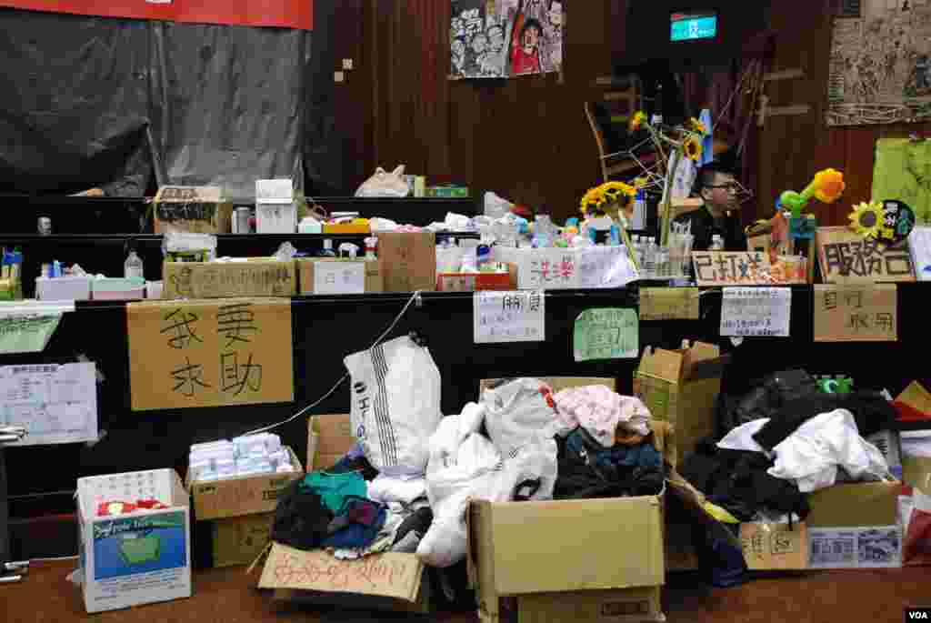 學生佔領期間,台灣立法院內設有服務台,為留守學生提供各式各樣生活用品