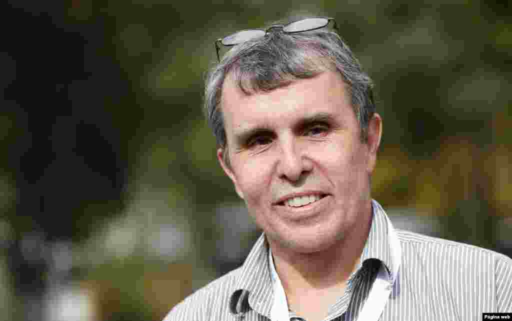 Eric Betzig, one of three 2014 Nobelists in Chemistry, talks to journalist prior to a lecture at the Helmholz center in Munich, Germany, Oct. 8, 2014.
