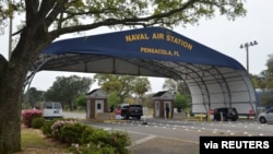 Gerbang utama Pangkalan Angkatan Laut Pensacola, di Florida, 16 Maret 2016.