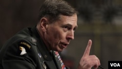 Komandan Pasukan AS dan NATO di Afghanistan, Jendral David Petraeus, mengecam balik pernyataan Presiden Hamid Karzai yang mengkritisi strategi perang Amerika.