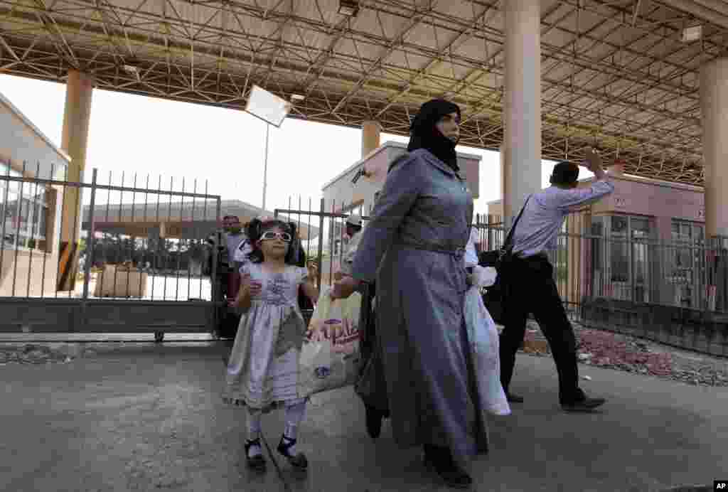 Refugiados sirios pasan por la frontera turca en Cilvegozu.