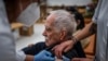 Un anciano recibe una dosis de la vacuna COVID-19, en una residencia de ancianos de Carcavelos, Portugal, el 30 de noviembre de 2021. 