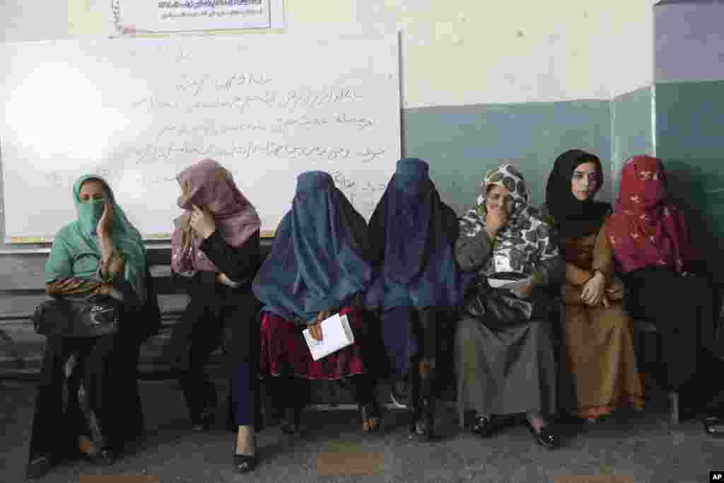 بعض مقامات پر پولنگ کے آغاز میں تاخیر ہوئی جس کے باعث ووٹرز کو انتظار کرنا پڑا