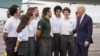 Prezidan Joe Biden salye manm Americorps National Civilian Community Corps, apre li rive nan baz aviyasyon Charleston nan abo avyon prezidansyel Air Force One, 19 Janvye 2025. 