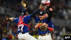 El lanzador Ángel Padrón celebra con sus compañeros de los Tiburones de La Guaira tras completar un juego sin hits ni carreras en la Serie del Caribe del béisbol, en Miami, este miércoles 7 de febrero de 2024.