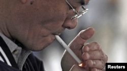 Un fumeur en train d'allumer sa cigarette à Los Angeles, Californie, Etats-Unis, le 31 mai 2012