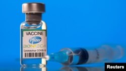 Estudios en Israel reflejaron que la efectividad de la vacuna de Pfizer contra el COVID-19 se debilitó bastante entre las personas ancianas inoculadas a principios de este año.
