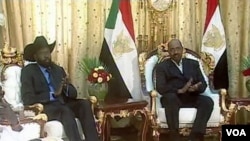 Pemimpin Sudan selatan, Jenderal Salva Kiir (kiri) dan Presiden Sudan Omar Hassan al-Bashir (foto: dok.).
