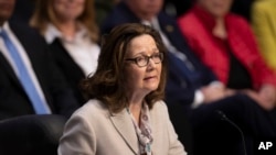 Gina Haspel, nominada del presidente Donald Trump para dirigir la Agencia Central de Inteligencia, testifica en su audiencia de confirmación ante el Comité de Inteligencia del Senado. May 9, 2018.
