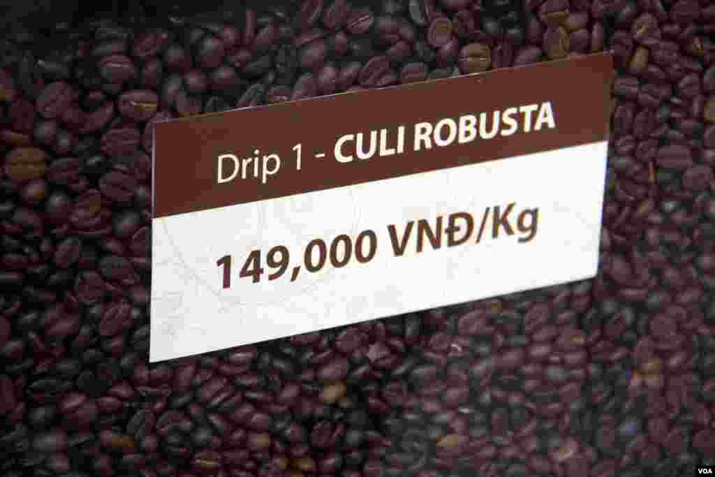 Vietnam mainly produces Robusta beans (D. Schearf/VOA)