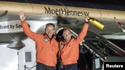 太陽能飛機陽光動力二號週四晚上在美國中南部的奧克拉荷馬州降落，機師和歡迎人士揮手。