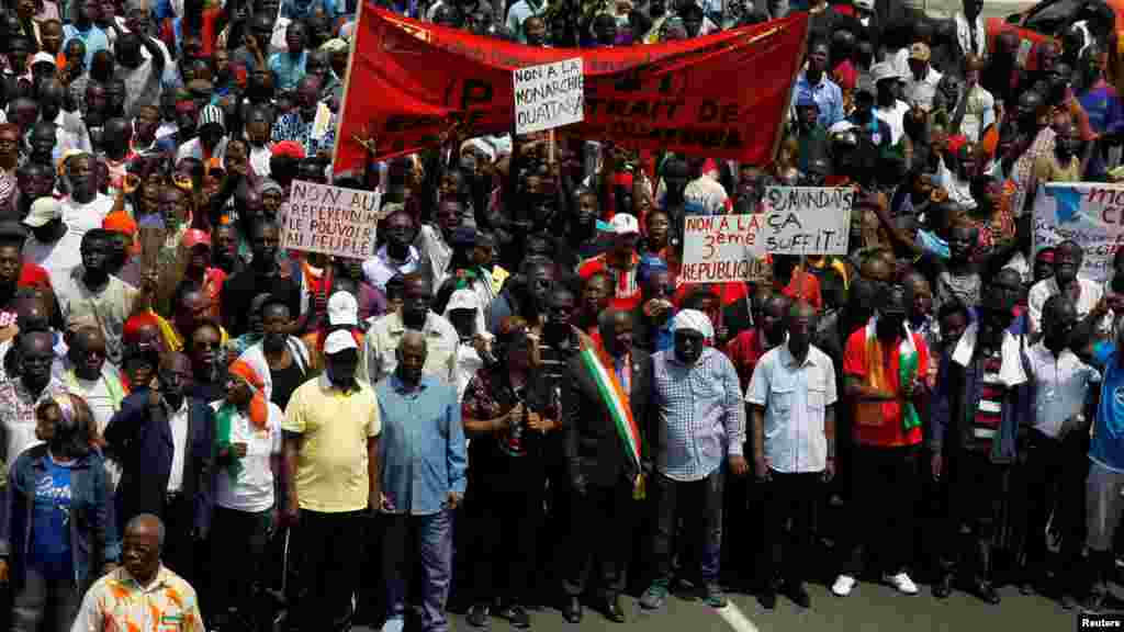 Des dirigeants de l'opposition de la Côte-d'Ivoire à pied protestent lors d'un rassemblement politique avant le référendum sur une nouvelle constitution, à Abidjan, le 28 octobre, 2016.