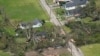 Árboles caídos y escombros rodean casas dañadas por el huracán Laura el jueves, 27 de agosto de 2020 cerca de Lake Charles, Louisiana.