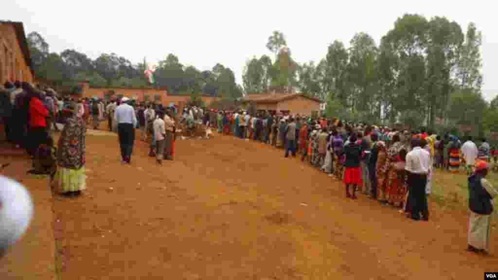 Des électeurs s'alignent et attendent de voter dans un centre de vote, le 29 juin 2015, lors des élections législtives au Burundi