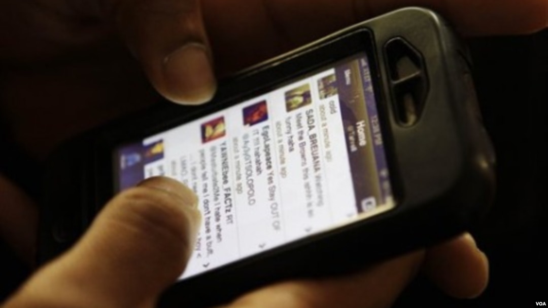 Estudio revela que jóvenes utilizan una variedad de redes sociales para consumir noticias.
