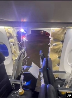 Bagian yang rusak dari Alaska Airlines Boeing 737 Max 9, Penerbangan 1282, yang terpaksa kembali ke Bandara Internasional Portland pada Jumat, 5 Januari 2024. (The Oregonian via AP)