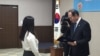 박승춘 한국 국가보훈처장(오른쪽)이 23일 열린 2016 제9기 '훈남훈녀 온라인 기자단' 발대식에서 임명장을 수여하고 있다.