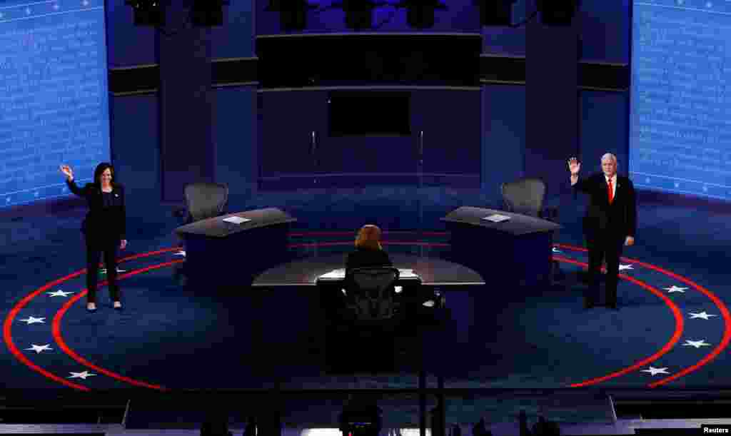 La candidata demócrata a la vicepresidencia, la senadora Kamala Harris y el vicepresidente de Estados Unidos, Mike Pence, se saludan antes de empezar el debate de la campaña a la vicepresidencia, celebrado en el campus de la Universidad de Utah.