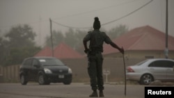 Wani dan sanda tsaye a kan titi a garin Jalingo da ke Jihar Taraba