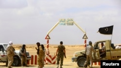 Tentara pemberontak Libya menjaga ladang minyak al-Ghani di selatan Ras Lanuf (18/3). 