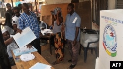 Des employés de la Commission électorale nationale indépendante à Conakry, Guinée, 4 février 2018.