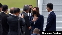 아시아 순방에 나선 카멀라 해리스 부통령이 22일 싱가포르 파야레바 공군기지에 도착했다. 