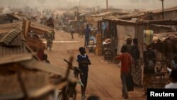 Un enfant marche dans le camp de déplacés Mpoko près de l'aéroport de Bangui en Centrafrique, le 13 février 2016. (Reuters/ Siegfried Modola)