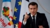 Le président français Emmanuel Macron fait un geste alors qu'il prononce un discours après une réunion par vidéoconférence avec les dirigeants des pays ouest-africains du G-5 Sahel, à Paris, le 16 février 2021.