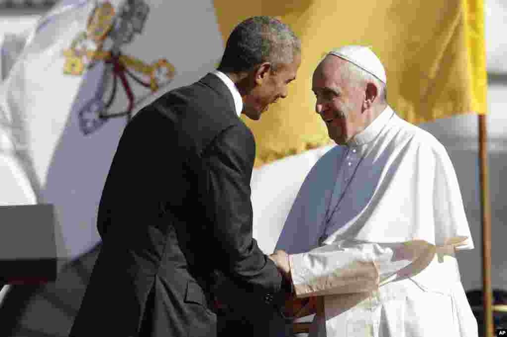 Le président Barack Obama serre la main du pape François après le discours de bienvenue sur la pelouse de la Maison Blanche, Washington, 23 septembre 2015.