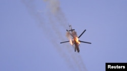 Helikopter militer Irak menembakkan misil ke arah posisi-posisi ISIS di Mosul (foto: dok).