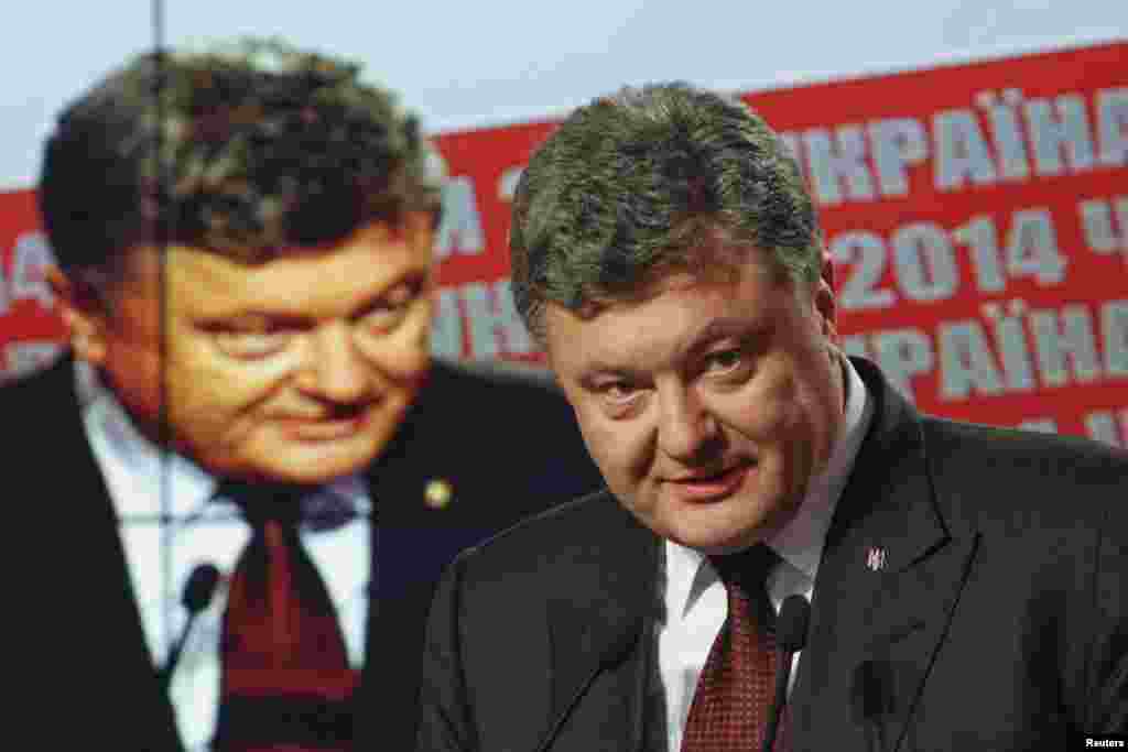 Ukraine's President Petro Poroshenko talks to the media during a news briefing in Kyiv, Oct. 26, 2014.