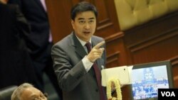 Perdana Menteri Thailand Abhisit Vejjajiva di sidang pemungutan suara parlemen untuk mosi tidak percaya terhadap pemerintahannya.