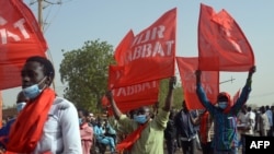 Des protestants dans les rues de Niamey, Niger, le 31décembre 2017.
