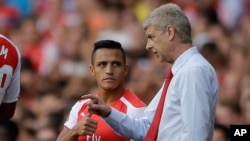 Arsène Wenger donnant des instructions à son joueur Alexis Sanchez à l'Emirates Stadium