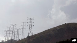 Pylônes électriques d'Eskom dans une banlieue de Johannesburg, le 24 novembre 2011.