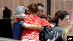 Mutane suna rarrashin junansu bayan harin da a kashe mutane 10 a makarantar Santa Fe a jihar Texas ta Amurka