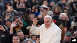 El Papa Francisco llega a la Basílica de San Pedro para su audiencia general de los miércoles. El Pontífice instó a los fieles a ayudar a las víctimas de las inundaciones en Latinoamérica y Gran Bretaña. 
