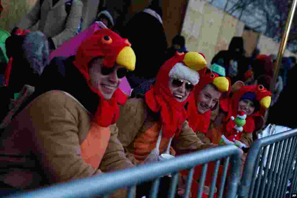 People try to stay warm before the 92nd annual Macy's Thanksgiving Day Parade in New York, Nov. 22, 2018.