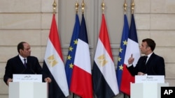 French President Emmanuel Macron, right, and Egyptian President Abdel-Fattah el-Sissi attend a joint press conference at the Elysee palace, Dec. 7, 2020 in Paris. 
