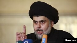 Ulama Syiah Irak Muqtada al-Sadr dalam khotbah di dekat Najaf, Irak. (Foto: Dok)