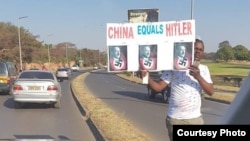 Tokoh oposisi Zambia, James Lukuku, menyamakan China dengan Hitler dalam protes di Lusaka (Foto Courtesy: Facebook). 