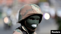 Un membre de la Force de défense nationale sud-africaine dans le canton d'Alexandra, Afrique du Sud, le 28 mars 2020. (Reuters)