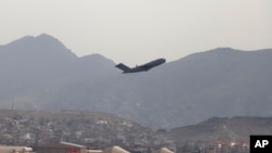 Američki vojni avion polijeće sa Međunarodnog aerodoma Hamid Karzai, 30. avgusta 2021. (Foto: AP/Wali Sabawoon)