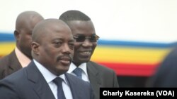 Julien Paluku gouverneur du Nord-Kivu à droite derrière le président Joseph Kabila à Goma, 3 août 2015. (Charly Kasereka/VOA)