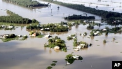 Wilayah selatan provinsi Long And di Delta Mekong, Vietnam terendam banjir tanggal 13 Oktober 2011 (Foto: dok). Banjir dan tanah longsor kembali melanda Vietnam (16/11), sedikitnya 26 dilaporkan tewas.