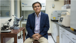 El doctor Jorge Huete conversó con la VOA sobre el reciente informe de científicos con recomendaciones para abordar la pandemia. [Foto: Cortesía]