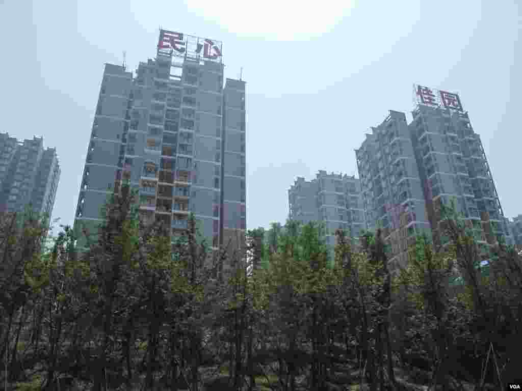 Low-income housing built by the Chongqing government was a popular project. Image shot in April, 2012. (VOA/Ming Zhang)